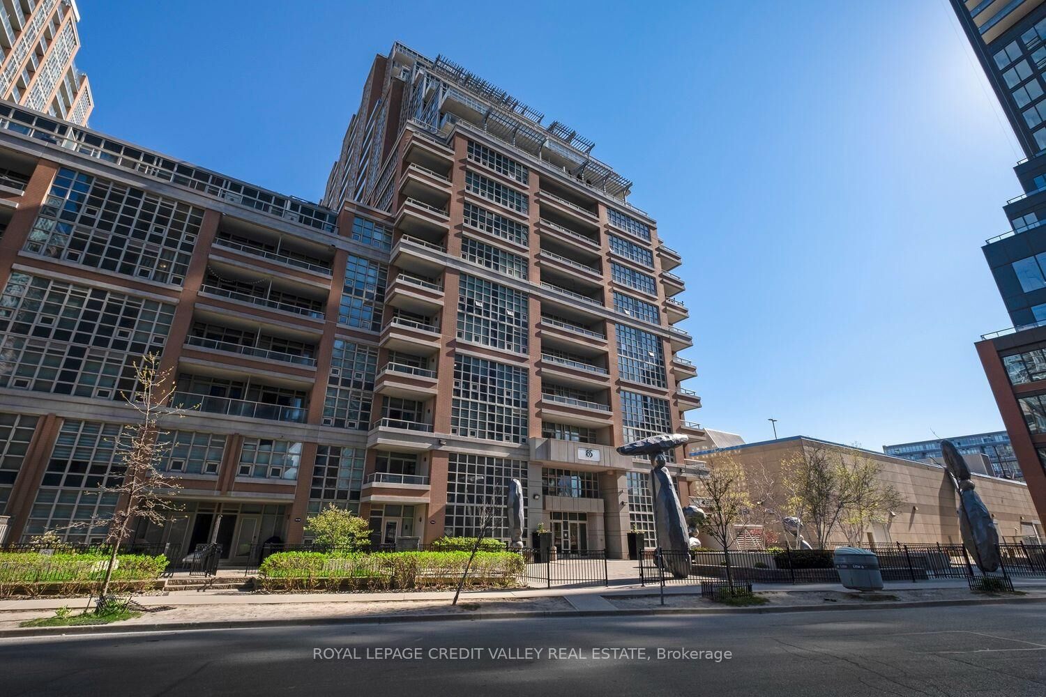 Property Photo: 85 East Liberty Street 606 ON M6K 3R4