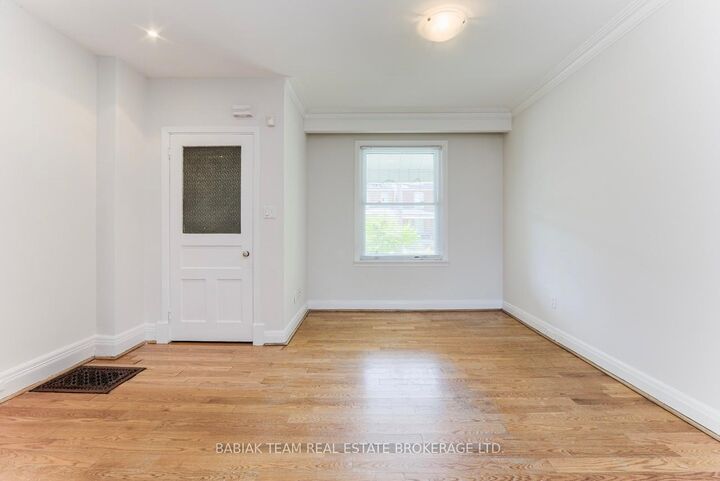Property Photo:  615 Crawford Street  ON M6G 3K1 