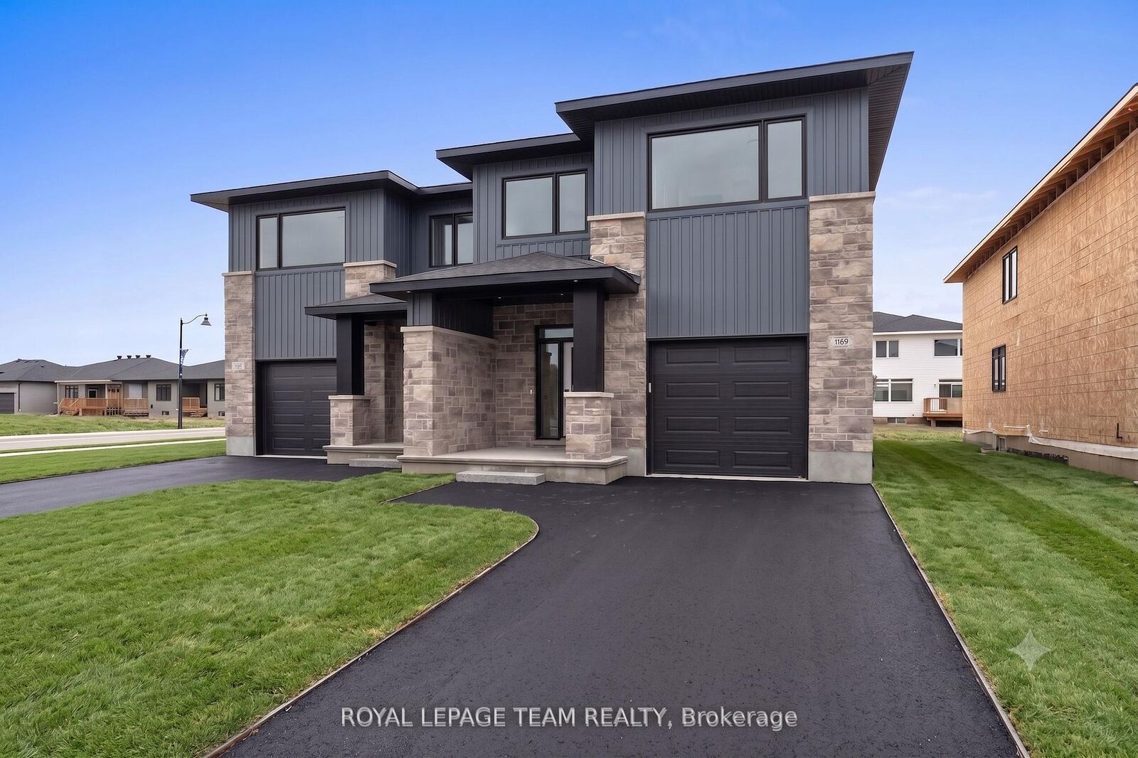 Property Photo:  1060 Moore Street  ON K6V 0H2 