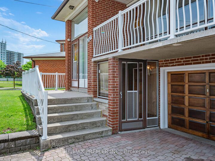Property Photo:  12 Goldcrest Boulevard  ON M6L 2X5 