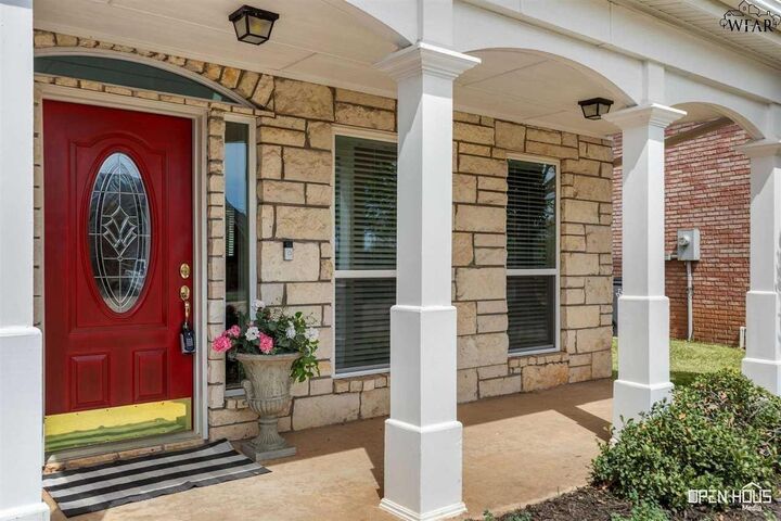 Property Photo:  2804 S Shepherds Glen  TX 76308 