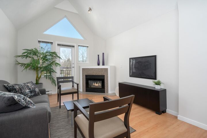 Property Photo:  1928 E 11th Avenue 301  BC V5N 1Z2 