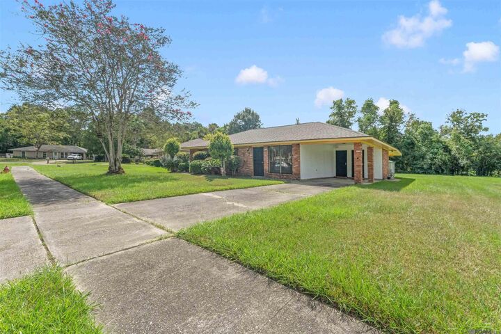 Property Photo: 4902 Sprucewood Ct LA 70714