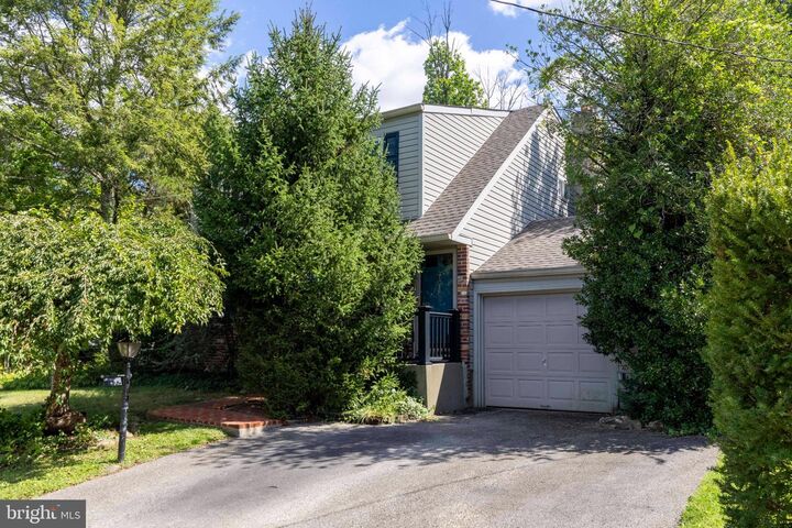 Property Photo:  1059 Maple Avenue  PA 19038 