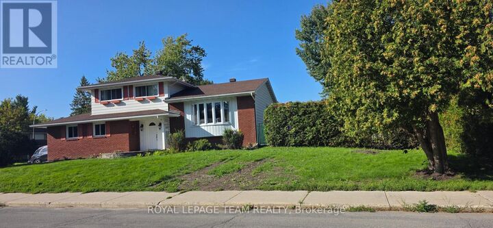 Property Photo: 13 Ridgeburn Gate ON K1B 4C7