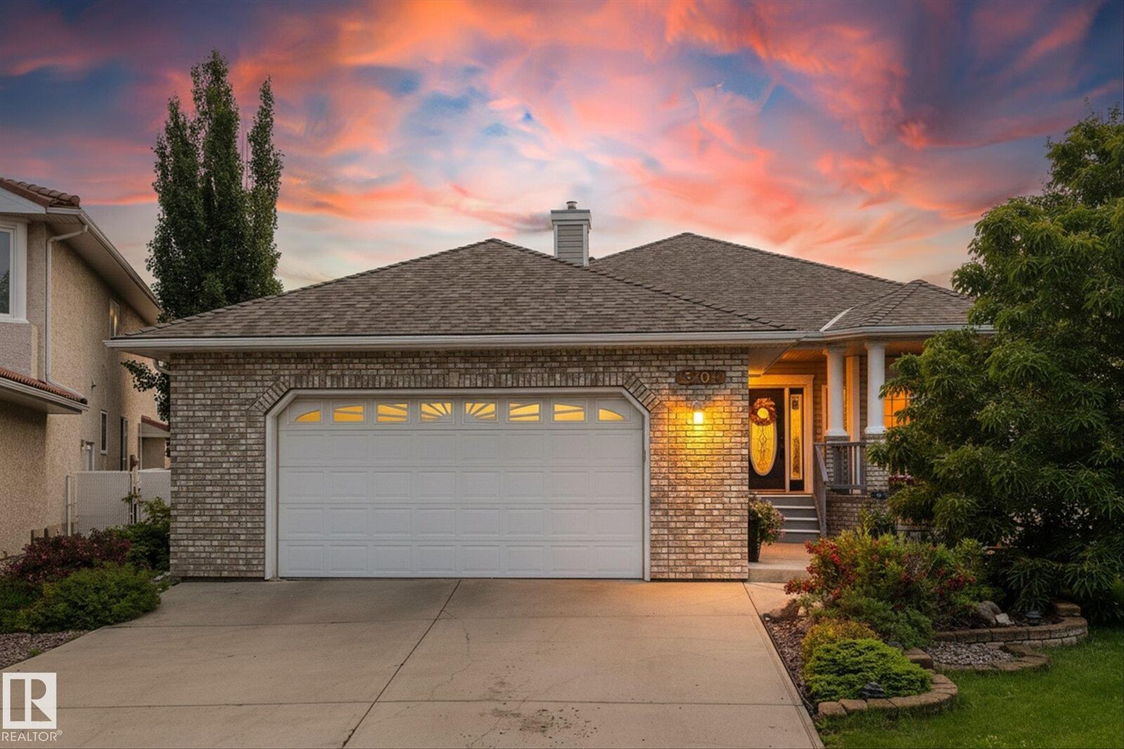 Property Photo:  8704 165 Avenue NW  AB T5Z 2W9 