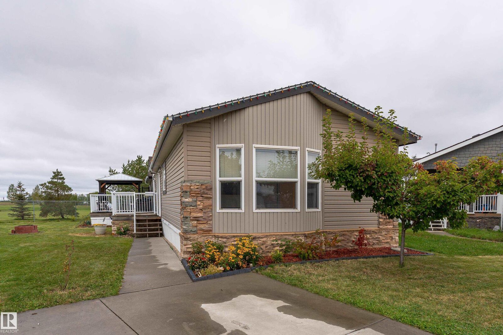 Property Photo:  422 Oak Wood Crescent NW  AB T6P 0B2 