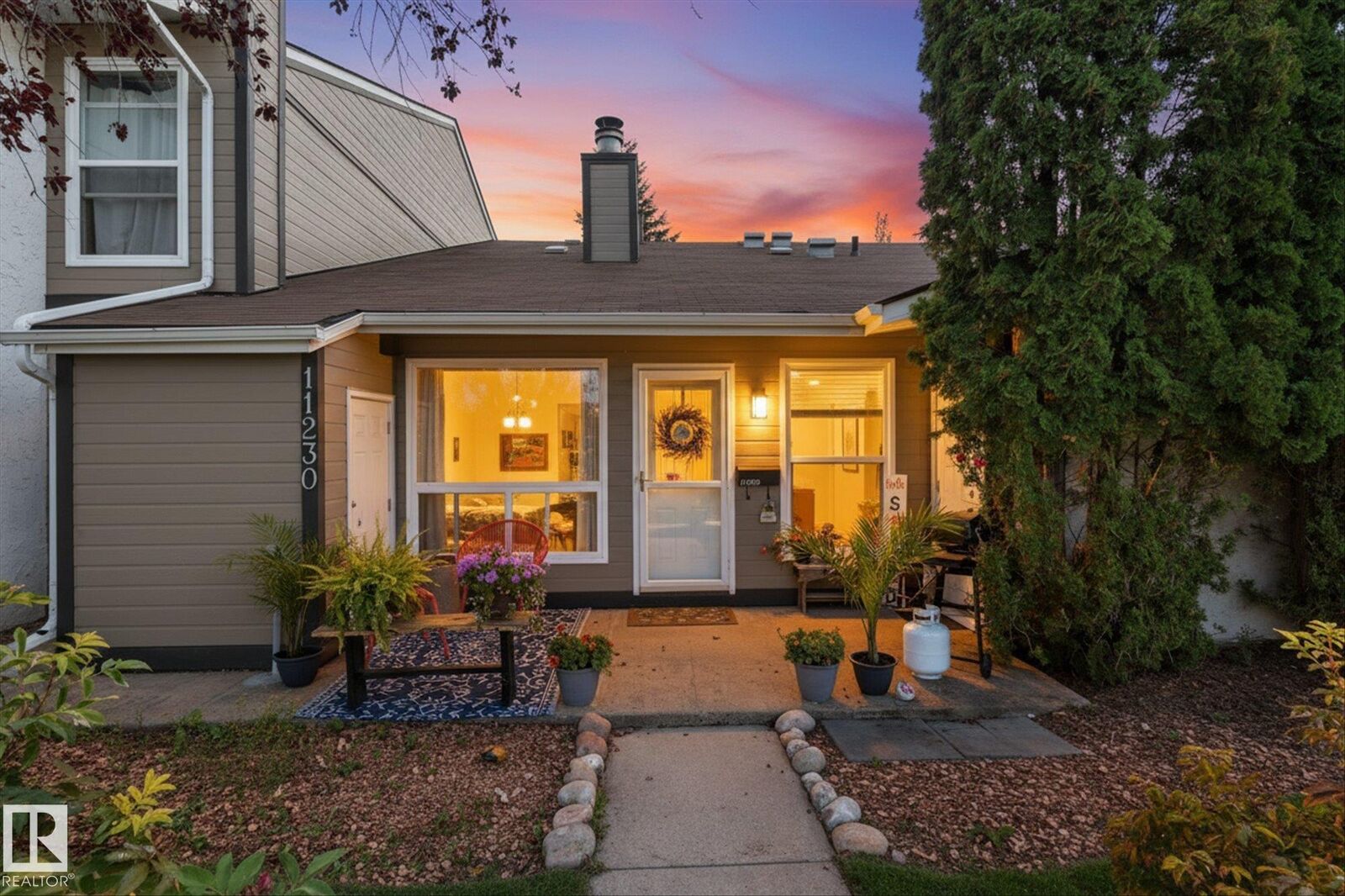 Property Photo:  11230 18 Avenue NW  AB T6J 4T9 