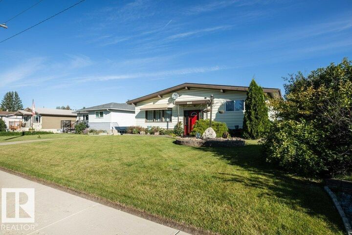 Property Photo:  9716 99 Street  AB T7P 1Y4 