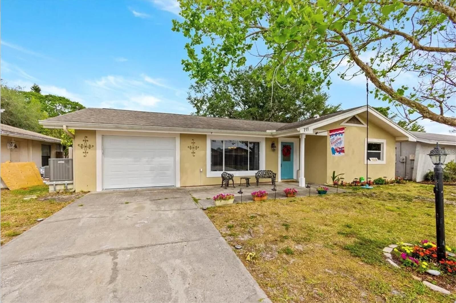 Property Photo:  711 Lemonwood Drive  FL 34677 