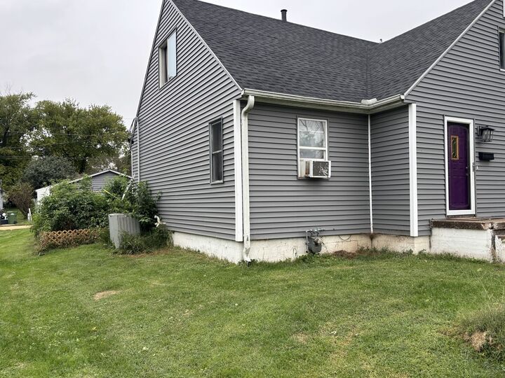 Property Photo:  2440 Dunham Street  IA 52732 