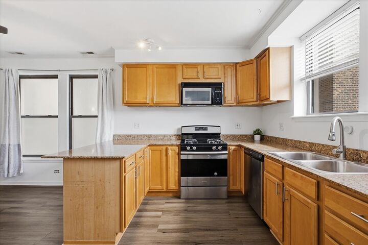 Property Photo:  1627 W Columbia Avenue 1E  IL 60626 