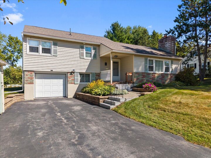 Property Photo:  30 Birchwood Boulevard  ME 04412 