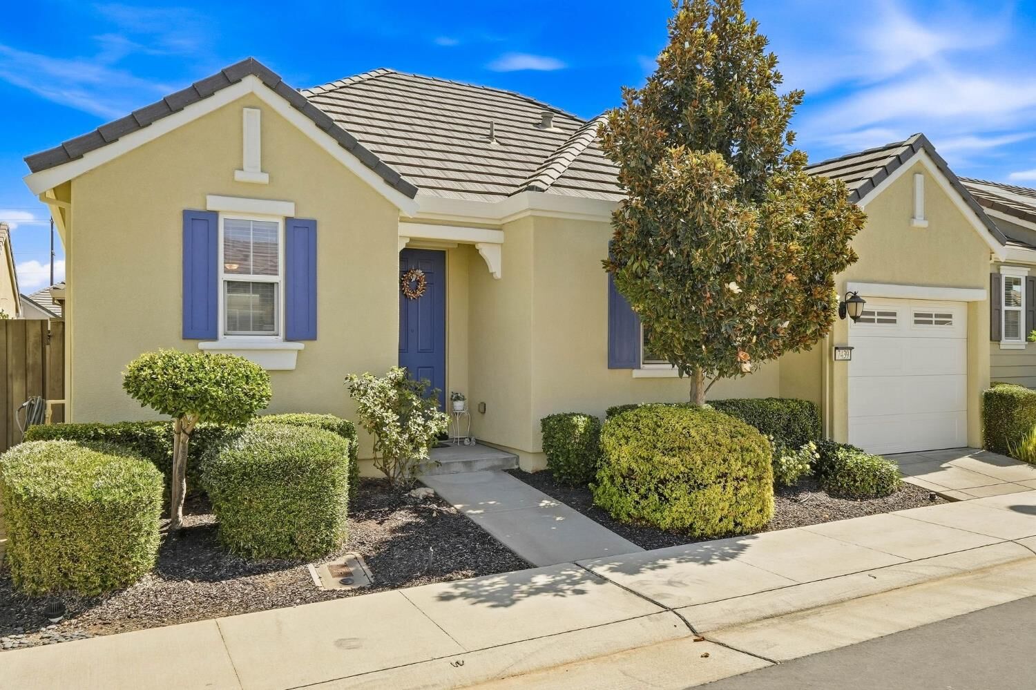 Property Photo: 7439 Chatterton Way CA 95829