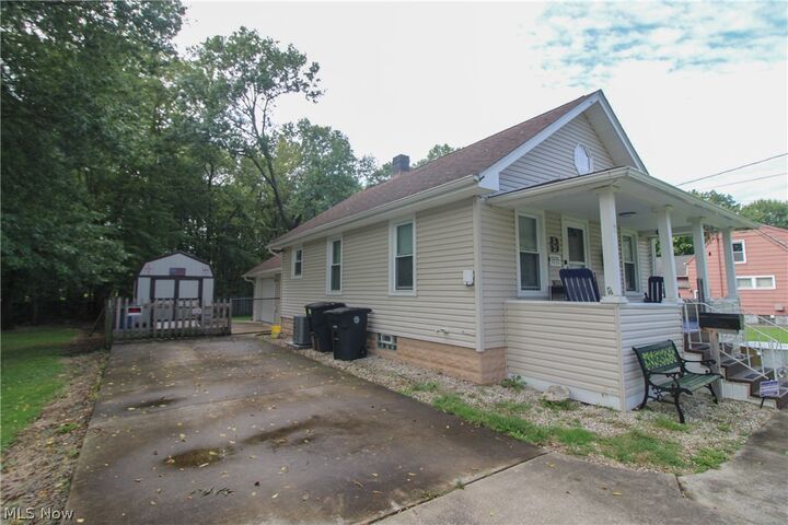 Property Photo:  1069 Raymond Street NW  OH 44485 