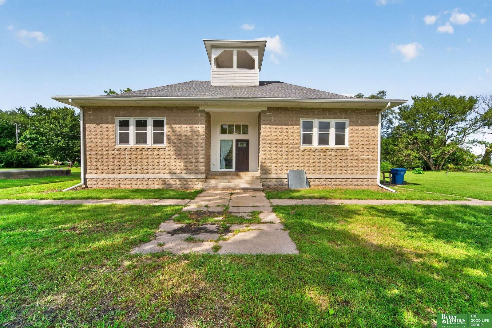Property Photo: 984 Wilson Avenue NE 68003