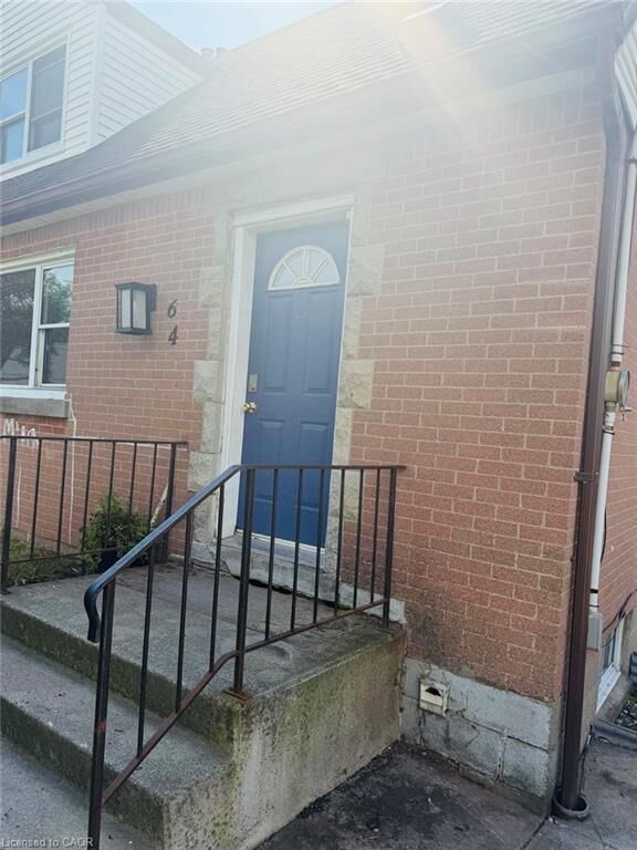 Property Photo:  64 Eastvale Place 1  ON L8H 1P1 