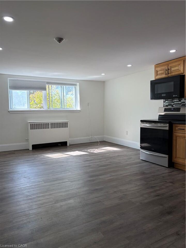 Property Photo: 2 Grant Boulevard 21 ON L9H 4L4