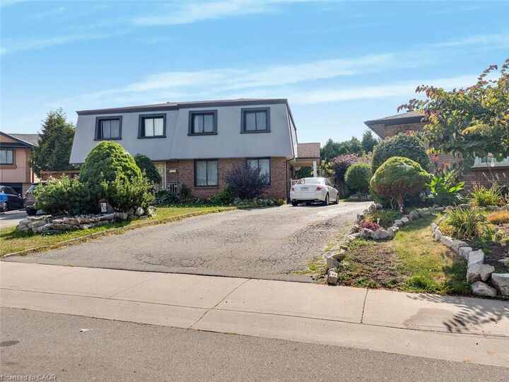 Property Photo: 40 Yeoville Court ON L9C 5W3