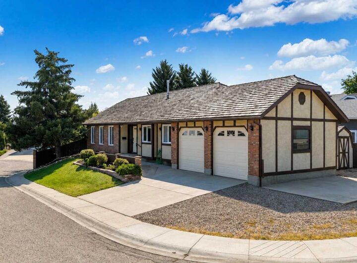 Property Photo:  5 Ross View Bay SE  AB T1B 3H9 