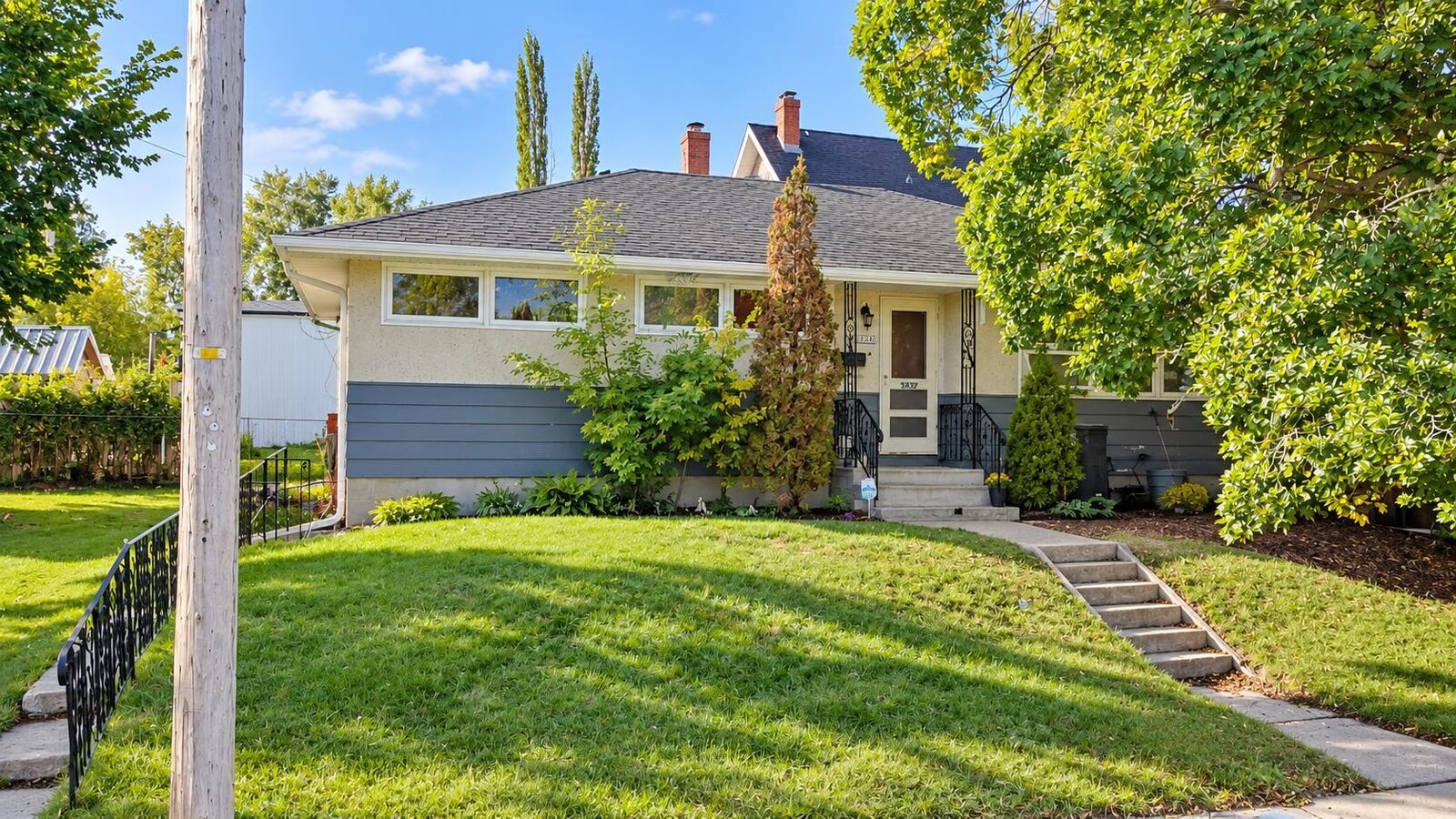 Property Photo:  4939 45 Street  AB T4G 1M4 