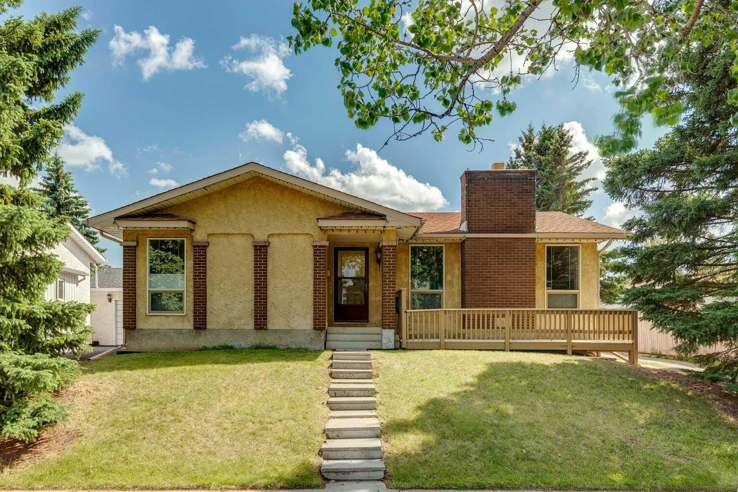 Property Photo: 11248 Braeside Drive SW AB T2W 3E4