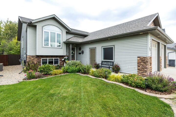 Property Photo:  12 Aspen Heights Way  AB T4G 1Y5 
