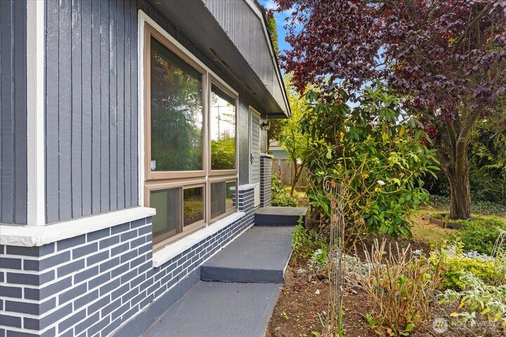 Property Photo:  1235  8th Avenue S  WA 98020 