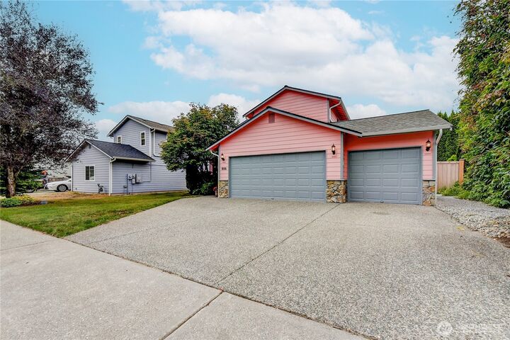 Property Photo:  806  Darwins Way  WA 98252 
