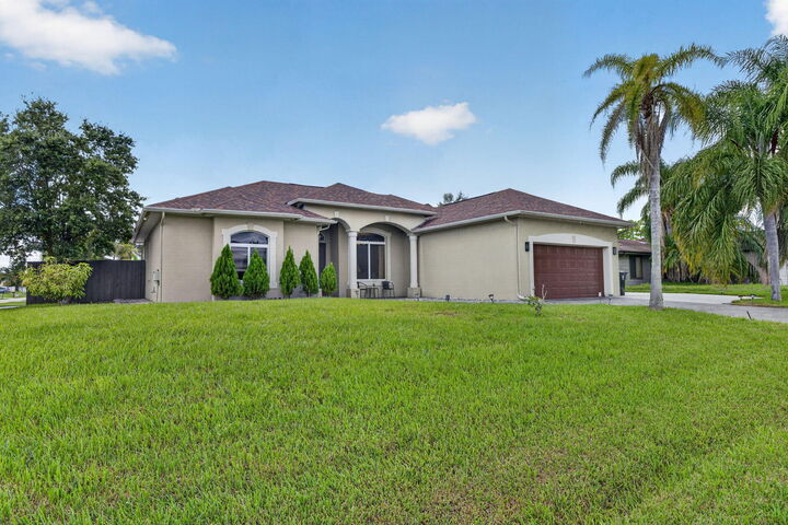 Property Photo:  1402 SW Abingdon Avenue  FL 34953 