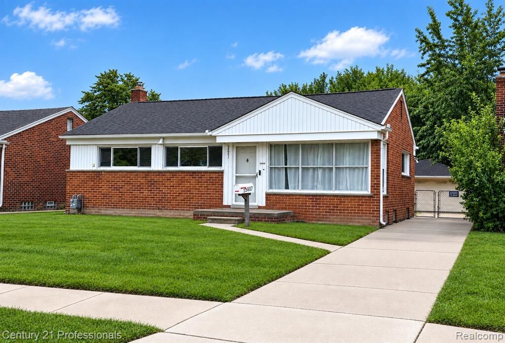 Property Photo: 33071 Barton Street MI 48135