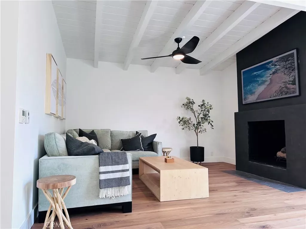 Property Photo:  611 Avenue C  CA 90277 