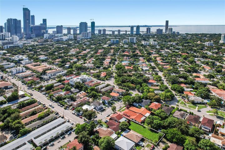 Property Photo: 1010 SW 8th Ave FL 33130