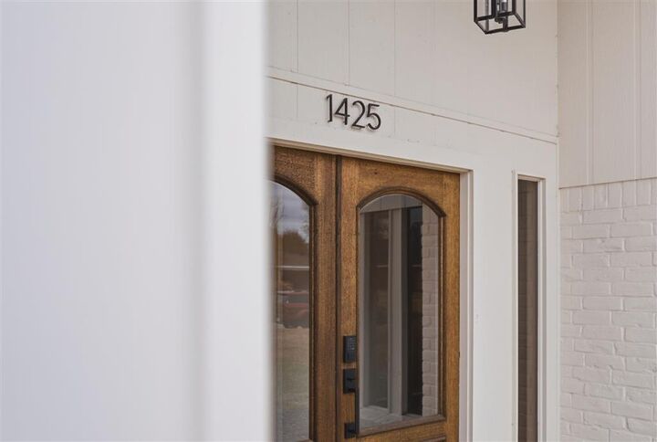 Property Photo:  1425 N Chateau Circle N  LA 70605 