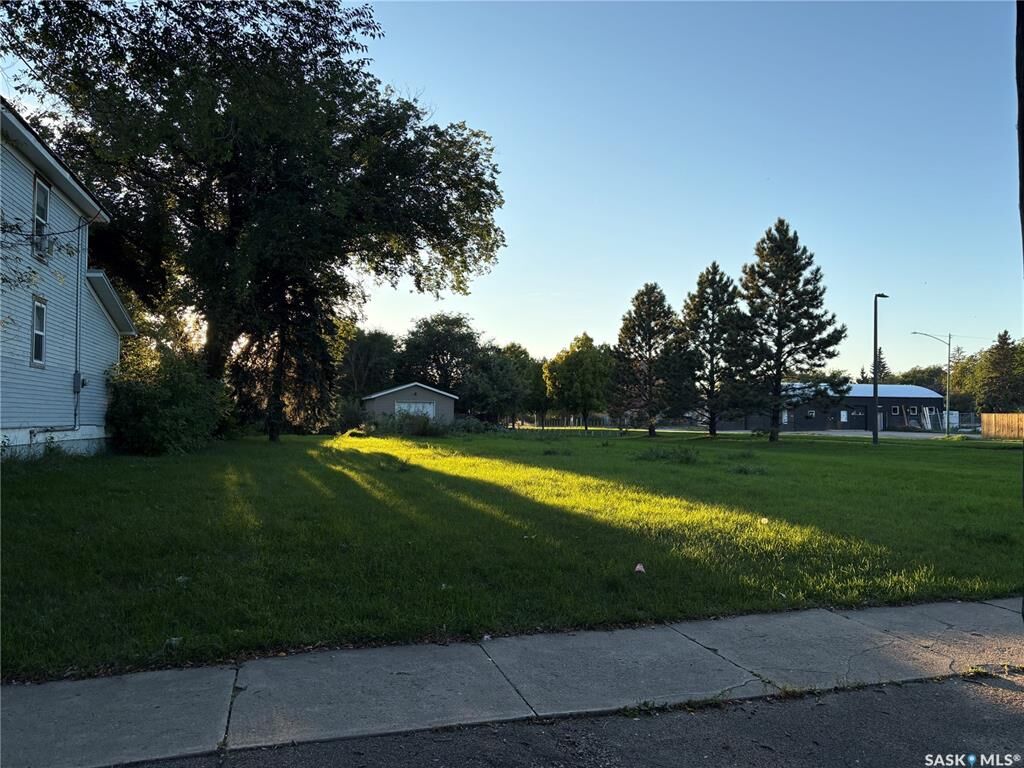 Property Photo:  607 H Avenue S  SK S7M 1Y7 