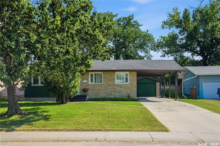 Property Photo:  43 Columbia Drive  SK S7K 1E6 