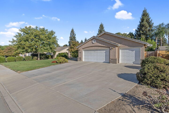 Property Photo:  2728 W Oakridge Avenue  CA 93291 