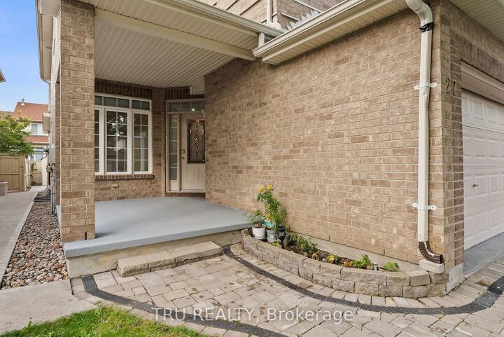 Property Photo:  27 Upminster Way  ON K2J 5H1 