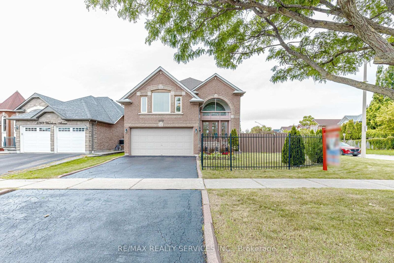 Property Photo: 5772 Whitehorn Avenue ON L5V 1W1