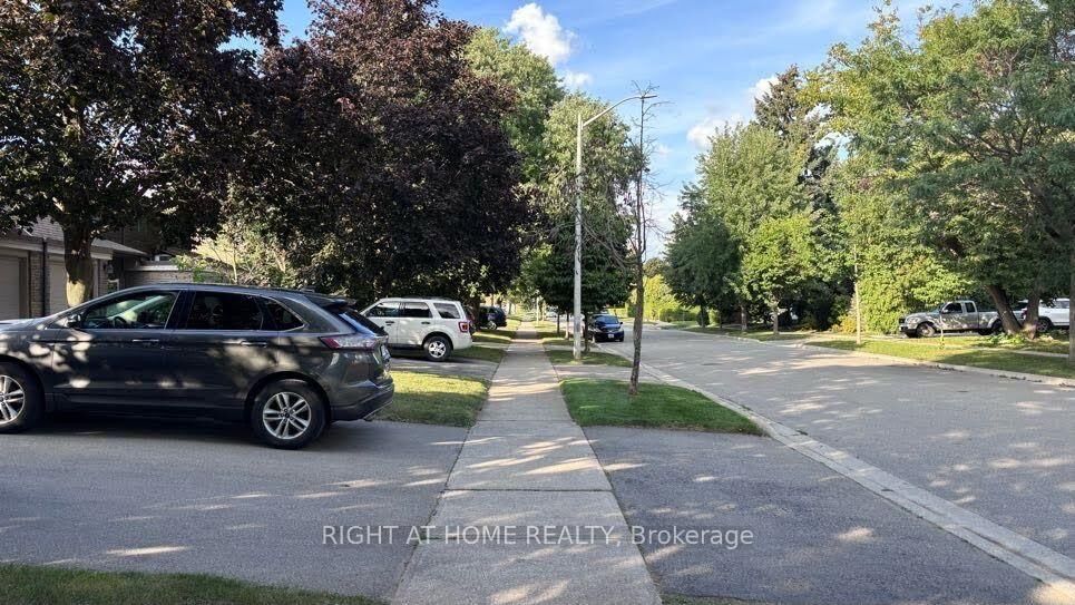 Property Photo: 584 Forestwood Crescent ON L7L 4K3