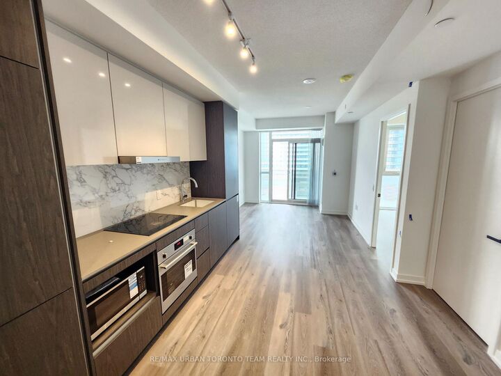 Property Photo:  28 Interchange Way 802  ON L4K 0P8 