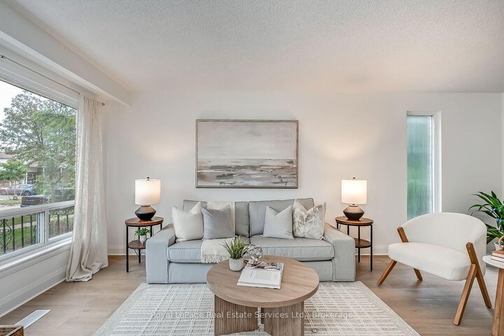 Property Photo:  2403 Delkus Crescent  ON L5A 1K8 
