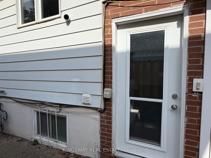 Property Photo:  323 Montego Rd. Road Lower Level  ON L5B 1C6 