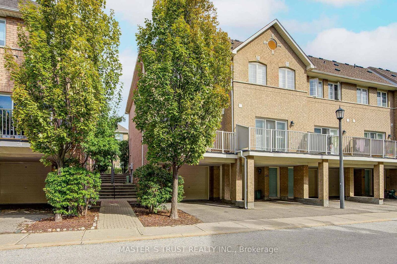 Property Photo:  23 Observatory Lane 272  ON L4C 0M7 