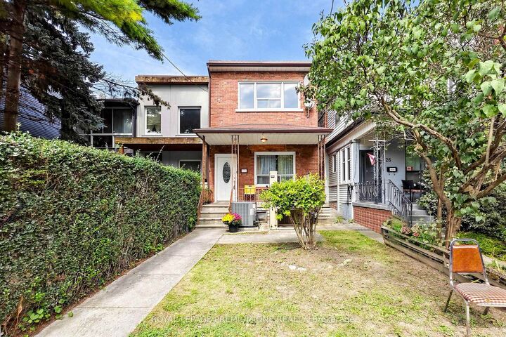 Property Photo:  28 Garden Avenue  ON M6R 1H6 