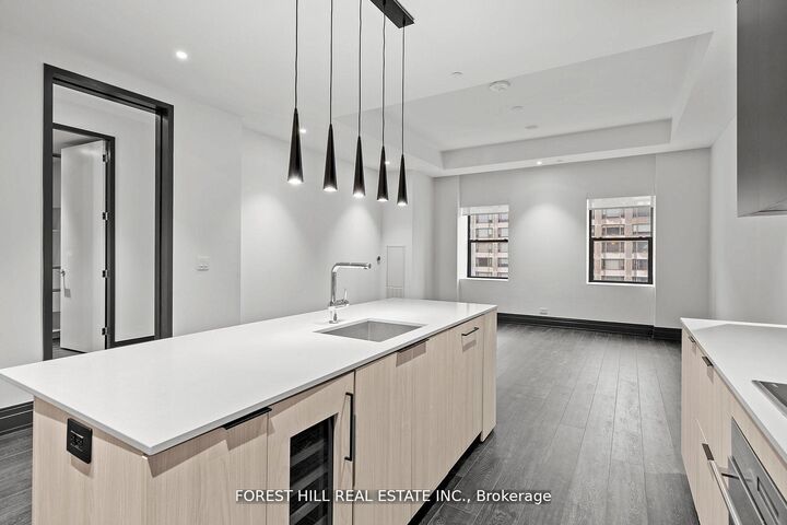 Property Photo:  2 Avenue Road 1402  ON M5R 0C6 