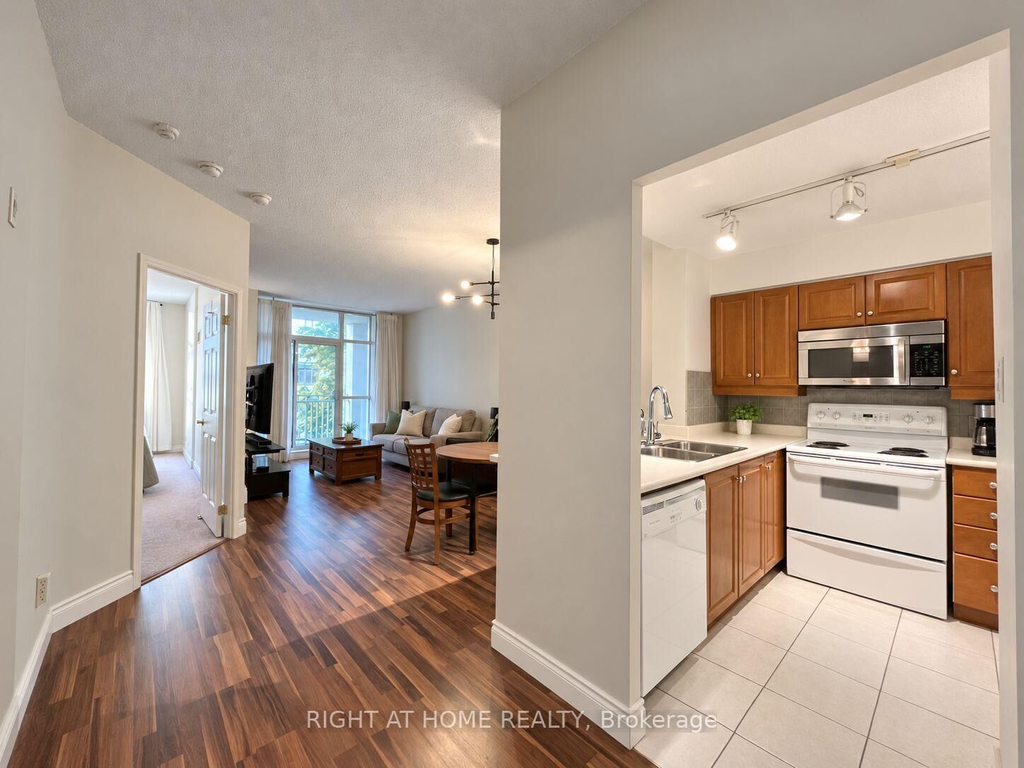 Property Photo:  2511 Bloor Street W 308  ON M6S 5A6 