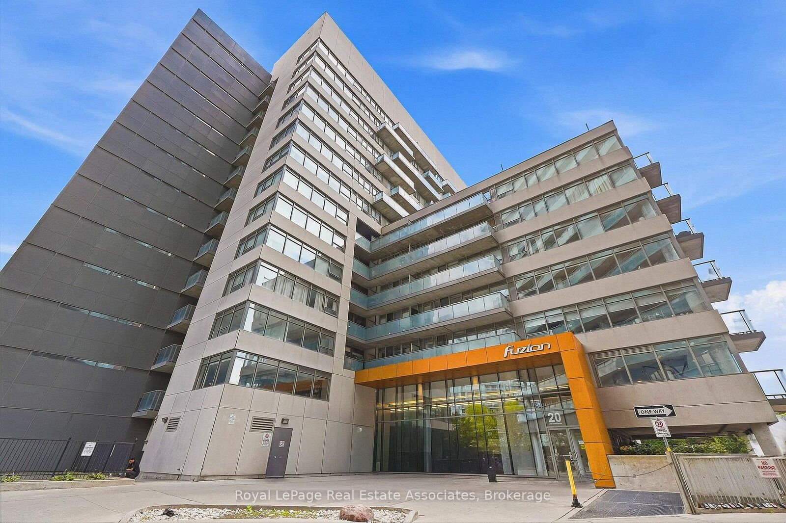 Property Photo:  20 Joe Shuster Way 416  ON M6K 0A3 