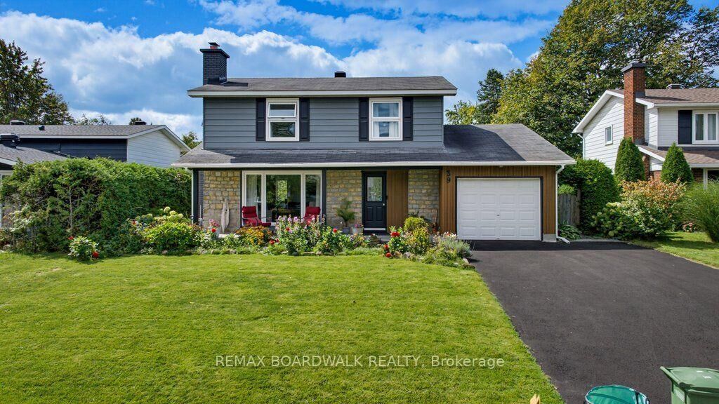 Property Photo:  39 Welkin Crescent  ON K2E 5M4 