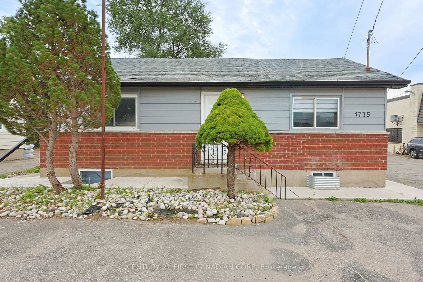 Property Photo:  1775 Oxford Street E Upper Unit  ON N5V 2Z6 